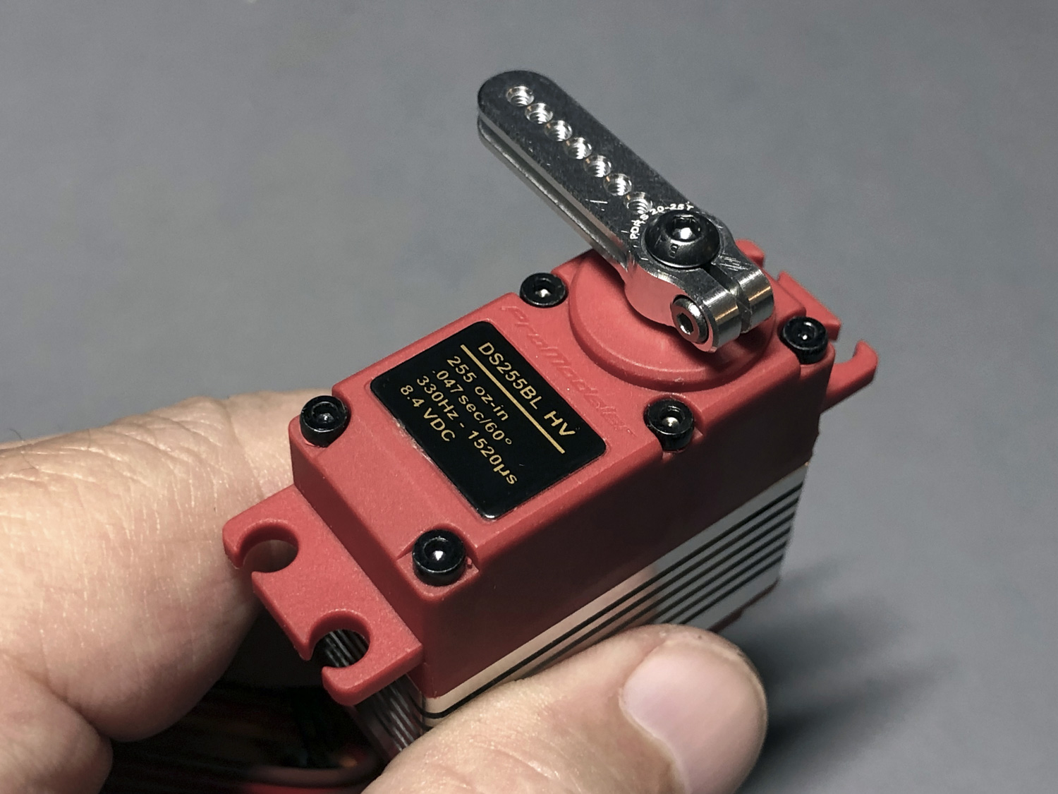 Close up of ProModeler DS255BLHV equipped with PDRS20-25T alloy servo arm