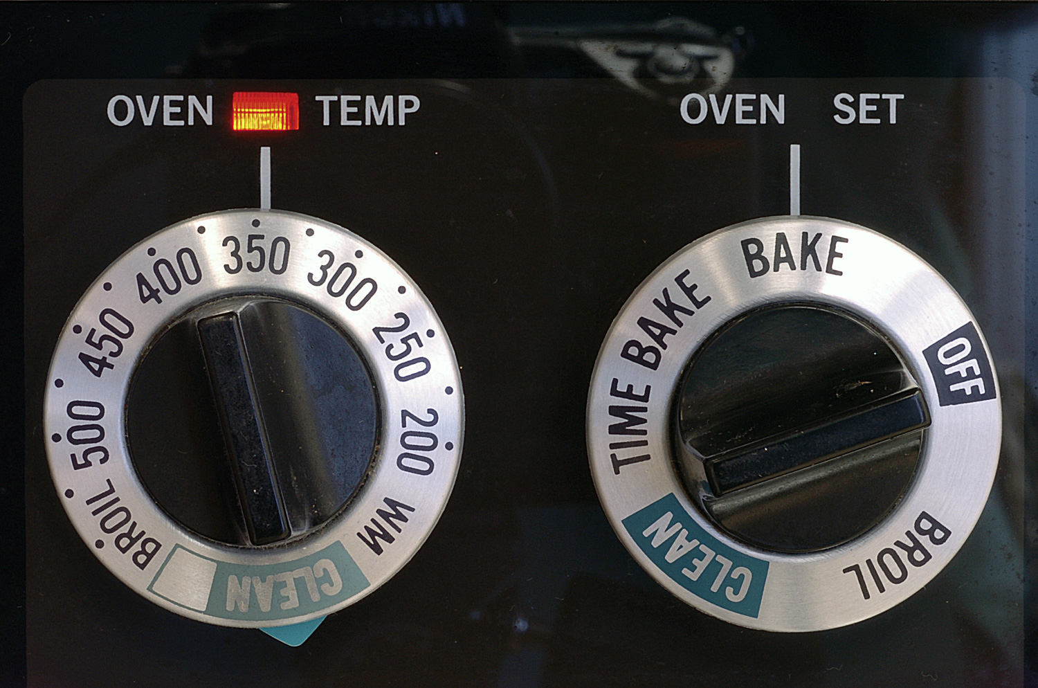 Photo of oven temperature dials