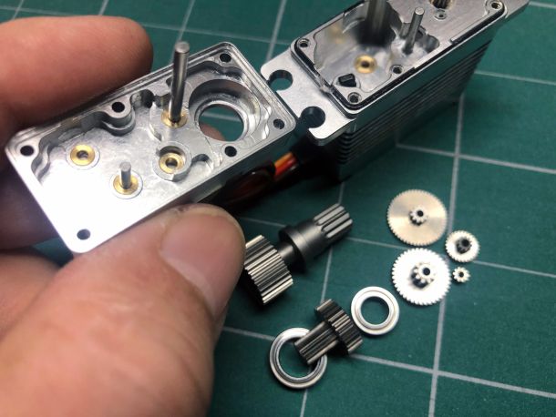 Close up of the internals of a ProModeler DS635BLHV shows the bronze inserts within the aluminum case as reinforcement