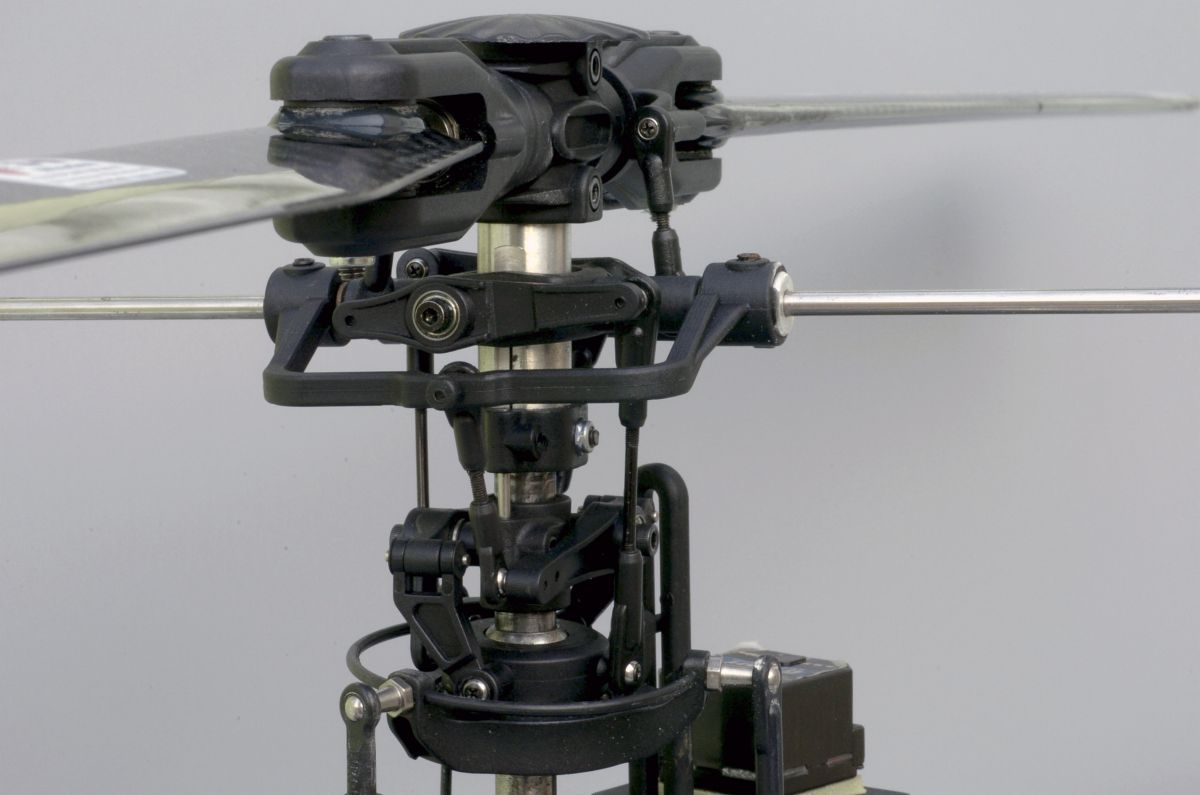 Close up of an Audacity Models Pantera P6 Mk II main rotor blade head with flybar
